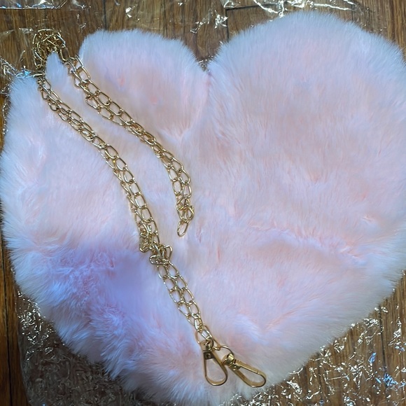 New Fluffy Heart Purse - Picture 6 of 6